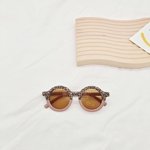 Detail of leopard and pink kids sunglasses with UV400 lenses and CE safety certification