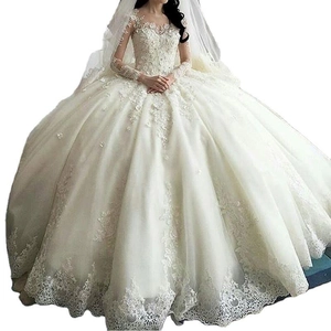 Robe de mariée élégante en dentelle à épaules dénudées avec longue traîne