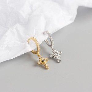 Detail van S925 zilveren kruis oorbellen met glanzende zirkonia stenen pavé gezet