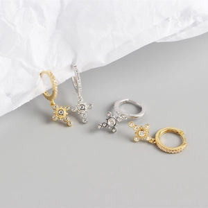 Detailopname van gouden en zilveren S925 sterling zilveren kruis oorbellen met zirkoon