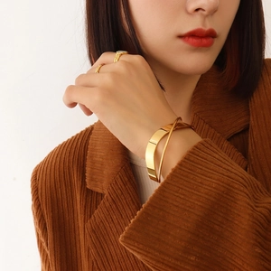Minimalist crossover double-layer gold bangle in polished 18K gold plated stainless steel