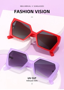 Détail de lunettes de soleil carrées avec montures rouge et violette et verres UV