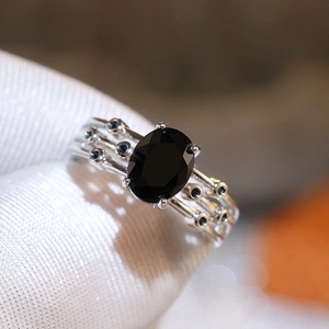 Nahaufnahme eines Vintage Silberrings mit schwarzem Edelstein und Pavé-Besatz