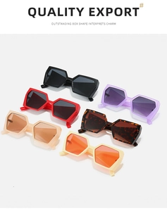 Présentation de lunettes de soleil géométriques carrées en noir, rouge et écaille de tortue