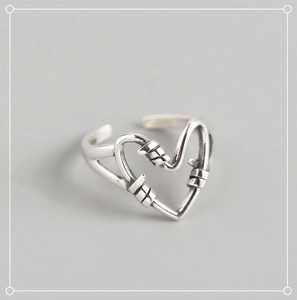 Detail von S925 Sterlingsilber Herzring mit Vintage-Drahtwicklung und Industrie-Textur