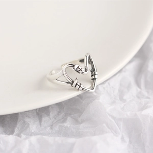 Nahaufnahme des handgefertigten 925 Silber-Herzrings mit Vintage-Finish Details
