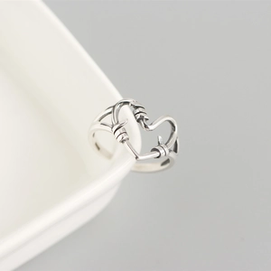 Detaillierte Nahaufnahme von handgefertigtem S925 Sterlingsilber Ring mit Herz-Draht-Design