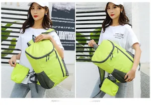 Dettaglio di uno zaino pieghevole verde neon impermeabile con tasche a rete e custodia abbinata