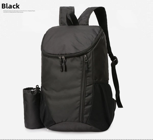 Dettaglio dello zaino nero impermeabile leggero con nylon ripstop e borsa portaoggetti