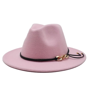 Dettaglio cappello fedora in lana rosa con corda intrecciata nera e catena in metallo oro