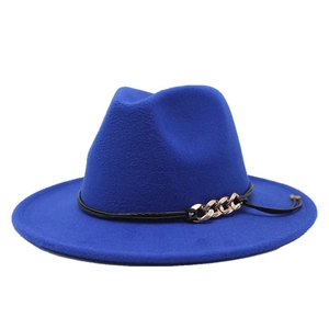 Dettaglio del cappello fedora blu reale in lana con cintura nera e catena dorata alla moda