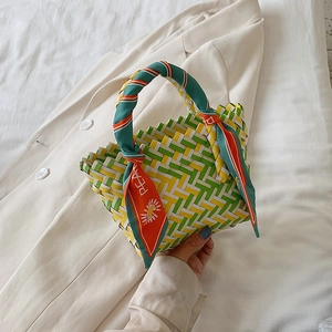 Sac à main tissé fait main aux motifs vert jaune et blanc avec un foulard en soie imprimé