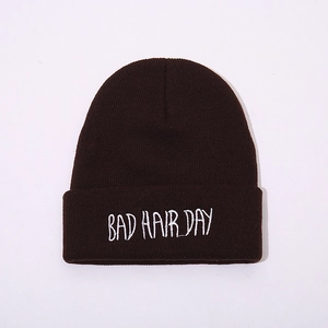 Berretto in maglia marrone scuro con ricamo bianco Bad Hair Day in stile street minimalista