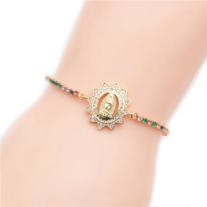 Bracelet ajustable doré de la Vierge Marie avec zircons colorés sur poignet femme