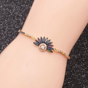 Bracelet ajustable œil du mal en cuivre doré avec zircons colorés sur le modèle