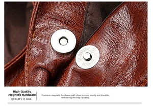 Detail des silbernen Magnetverschlusses an brauner Ledertasche mit feiner Lychee-Narbung