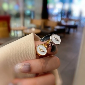 Retro 18k gold tulip relief ring with white shell finish and braided metal texture