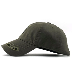 Vue détaillée de la casquette US ARMY vert olive avec broderie précise sur la visière