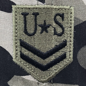 Gros plan détaillé de la broderie US Army sur le tissu de la casquette de baseball camo