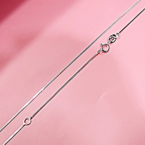 Elegante S925 Sterlingsilber Box-Halskette mit Italien-Punze auf rosa Farbverlauf