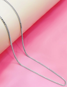 Detaillierte Ansicht der silbernen s925-Box-Halskette mit eleganter Doppelring-Verlängerung