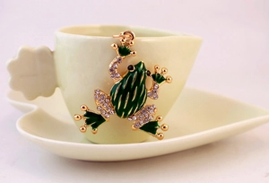 Close-up of green crystal frog keychain with gold-plated metal and sparkling rhinestones