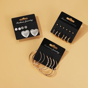 Dreiteiliges geometrisches Ohrring-Set mit goldenen Creolen, Glitzerherzen und Perlensteckern
