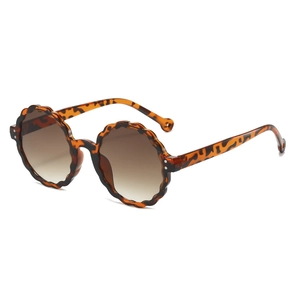 Retro round wavy tortoiseshell sunglasses with brown gradient lenses for men and women