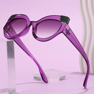 Stilvolle Katzenaugen-Sonnenbrille mit lila transparentem Rahmen und Verlaufsgläsern
