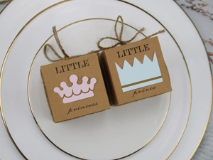 Détail de boîtes à bonbons en papier kraft avec motifs de couronne et nœuds en ficelle
