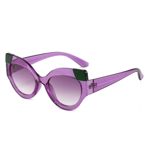 Violette Katzenaugen-Sonnenbrille mit grünem Akzent und Verlaufslinsen auf weißem Grund