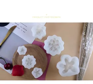 Gros plan de moules en silicone 3D pour bougies parfumées et artisanat en plâtre