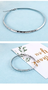 Ensemble collier choker et bracelet en acier argenté avec textures géométriques losanges
