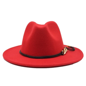 Vista frontale di un cappello fedora in lana rossa con fascia nera e fibbia dorata