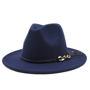 Dettaglio cappello fedora blu scuro con fascia nera e catena dorata decorativa