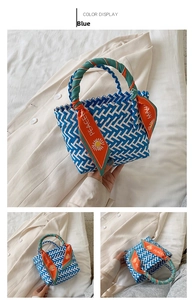 Détail du sac à main tissé bleu et blanc avec poignée décorative en soie orange Peace