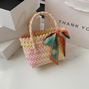 Panier tressé à la main pour femme avec rayures colorées et nœud en foulard