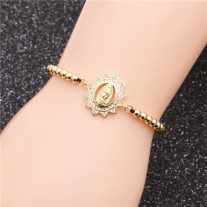 Bracciale a sfere dorate con ciondolo della Vergine Maria e zirconi su sfondo nero lucido