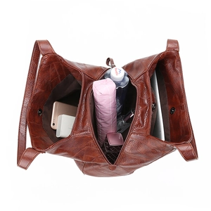 Braune Shopper-Tasche aus Kunstleder mit viel Stauraum und praktischer Innenaufteilung