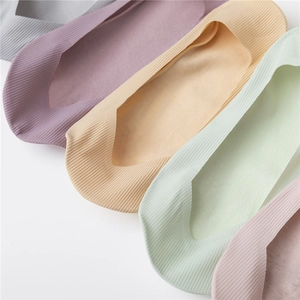Détail de chaussettes invisibles en soie glacée pour femmes aux couleurs pastel côtelées