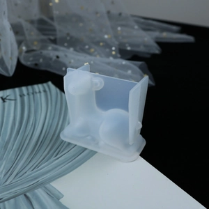 Vista dettagliata dello stampo in silicone traslucido a forma di cervo per resina DIY