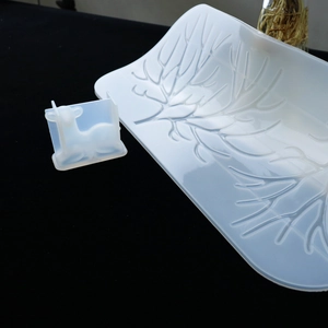 Dettaglio stampo in silicone traslucido per corna di cervo e resina fai-da-te