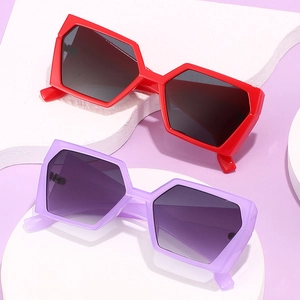 Lunettes de soleil tendance à monture carrée épaisse en rouge et violet sur supports