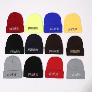 Berretti in maglia con ricamo Bad Hair Day disponibili in vari colori vivaci