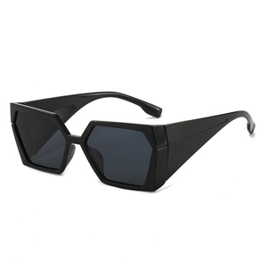 Lunettes de soleil carrées noires avec monture géométrique épaisse et verres foncés