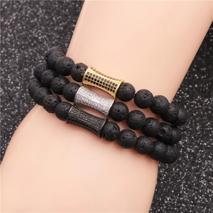 Lot de trois bracelets en perles de lave volcanique avec breloques dorées et argentées