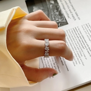 Macro shot of a 925 sterling silver ring with rectangular baguette cubic zirconia stones