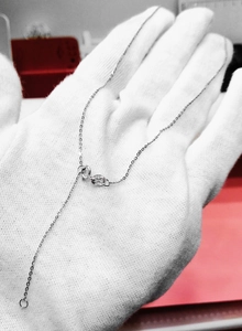 Primer plano del cierre de mosquetón de plata S925 y detalle de cadena fina para mujer