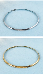Dettaglio di collane a catena serpente 6mm in acciaio inossidabile argento e oro su blu
