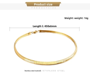 Dettaglio della collana piatta a serpente dorata da 6 mm in acciaio inossidabile